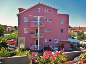 Apartments & Rooms Nikolić